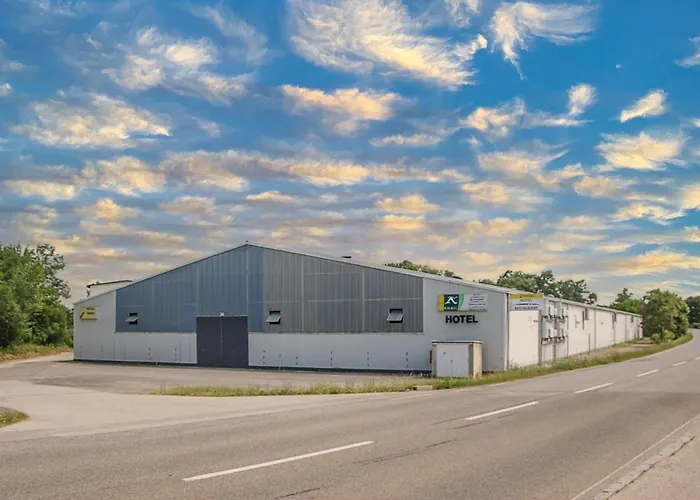 Khail Maria Lanzendorf